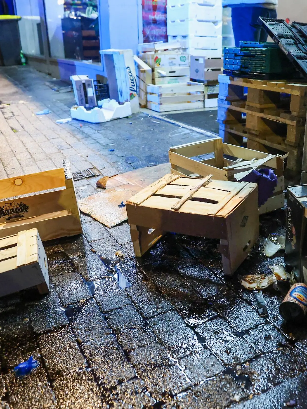 Bild zu: "Zwei Familien prügeln vor Supermarkt aufeinander los "
