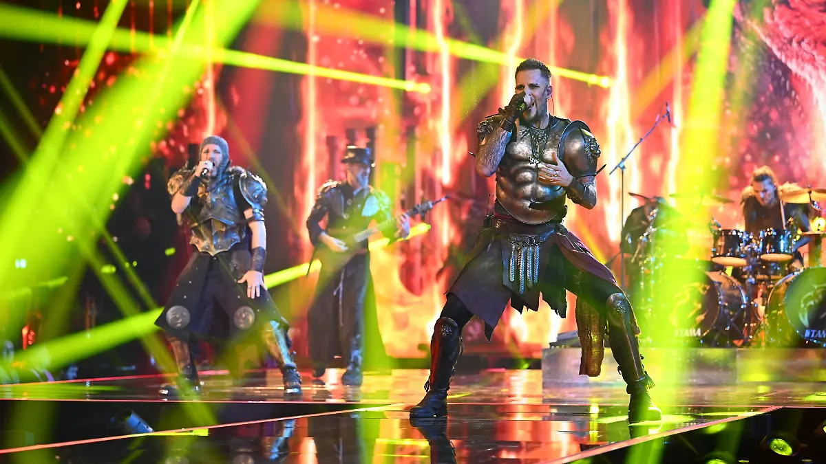 Feuerschwanz performen ihren Song „Knightclub” (feat. Dag SDP). 