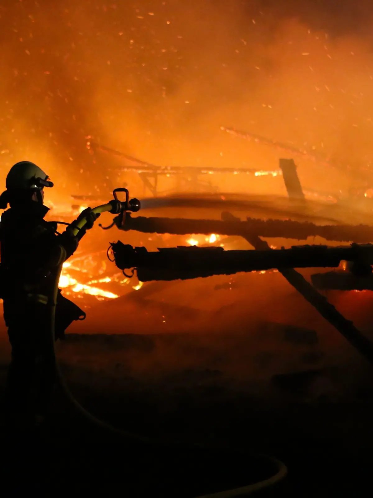 Bild zu: "Kein Entkommen! Acht Menschen sterben in Flammeninferno"