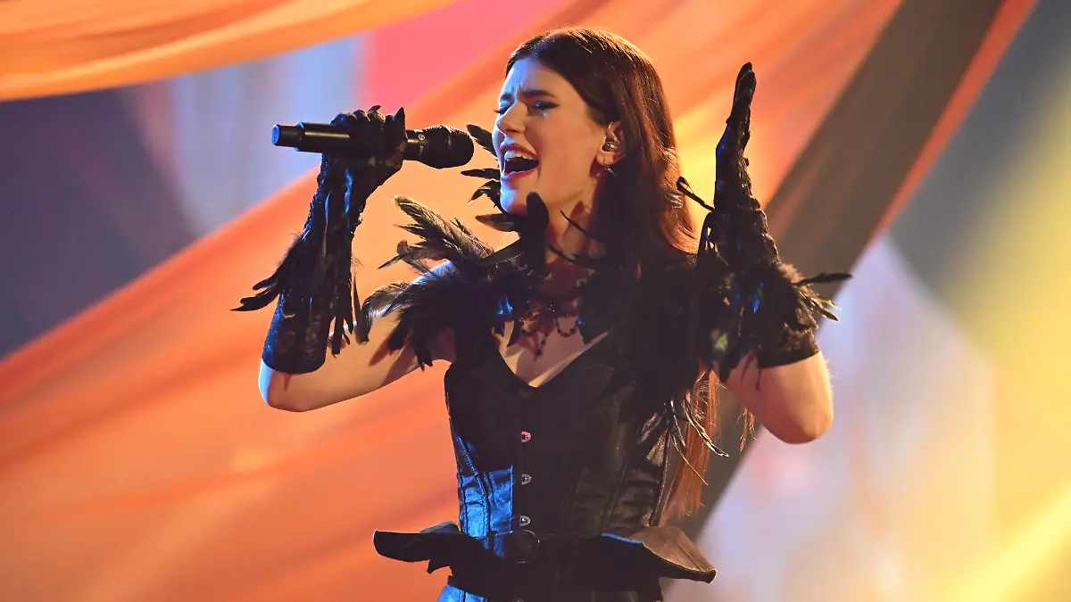 JULIKA performt ihren Song „Empress”. 