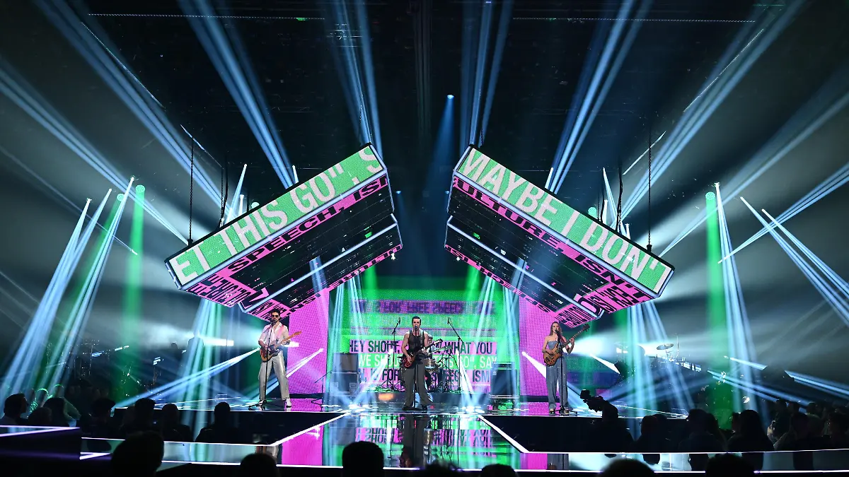 The Great Leslie performen ihren Song „These Days”. 