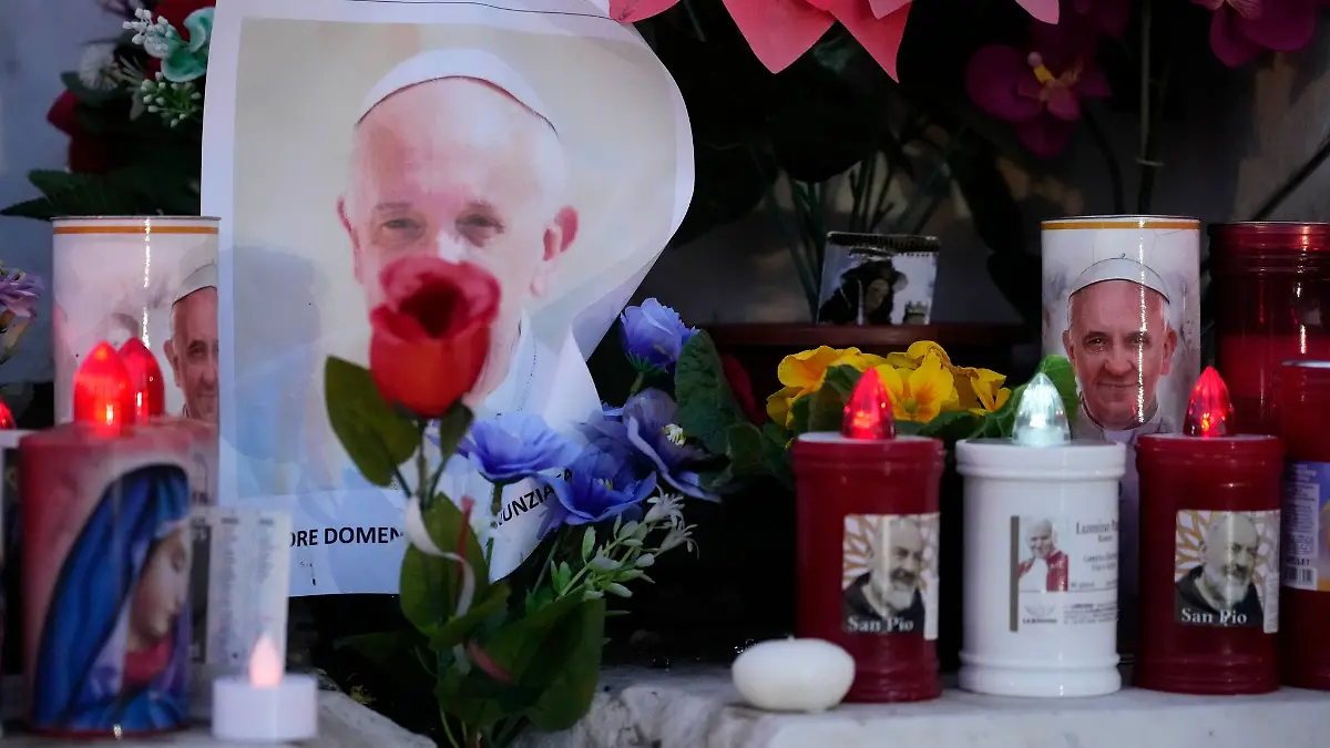 Papst Franziskus ist wegen einer Lungenentzündung im Krankenhaus