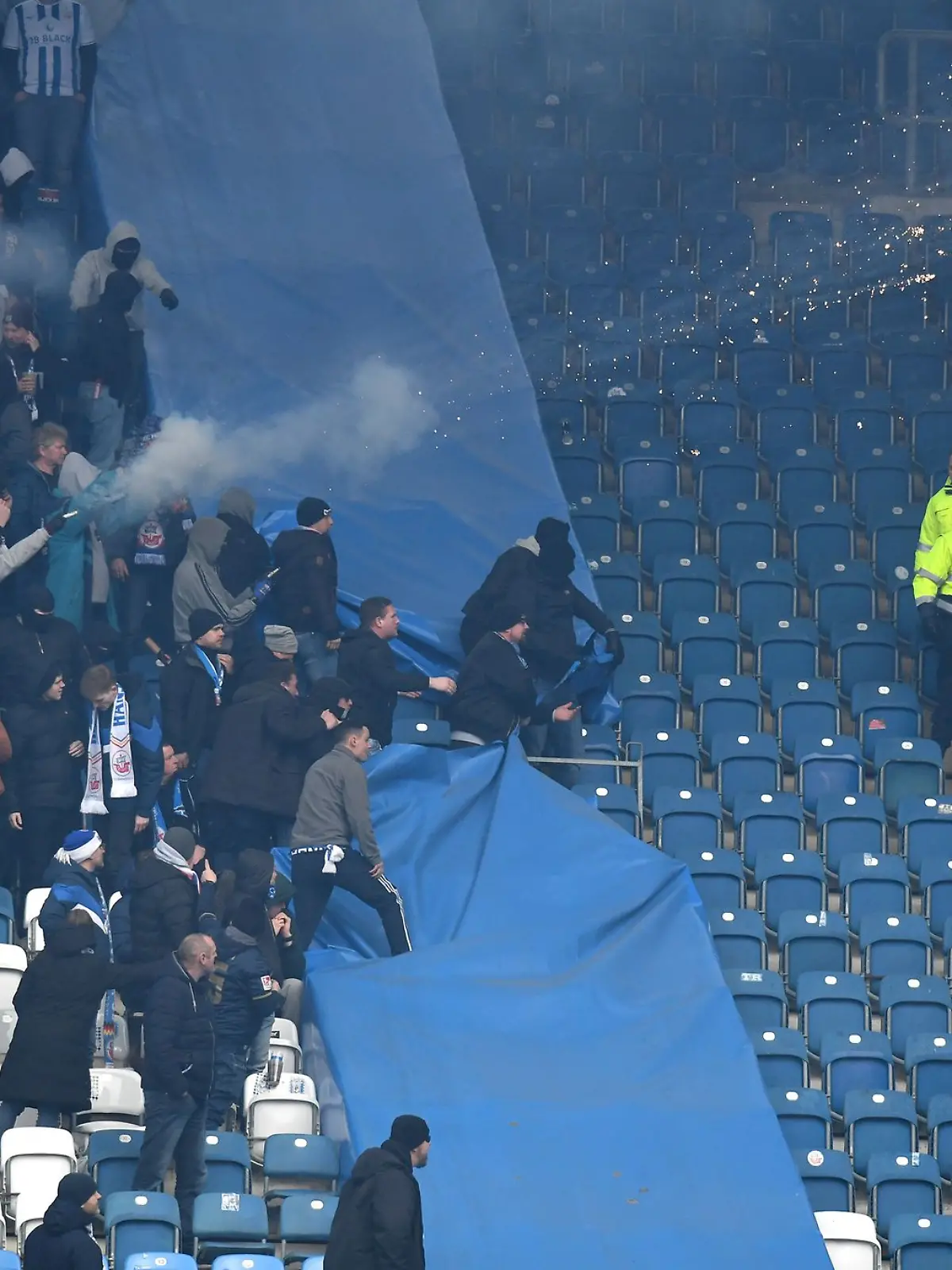 Aus dem Block der Hansa-Fans wird Feuerwerk abgeschossen.