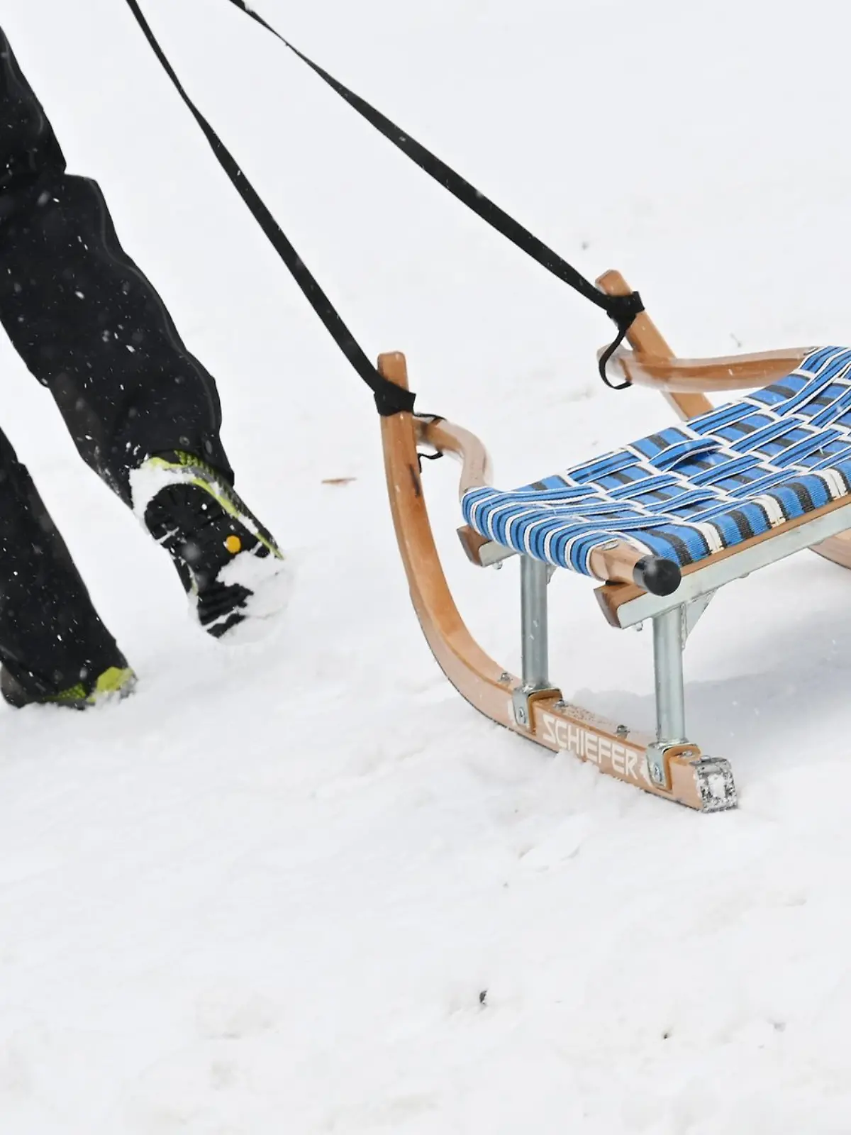 Bild zu: "Mädchen (13) aus München kracht beim Rodeln gegen Baum und stirbt "