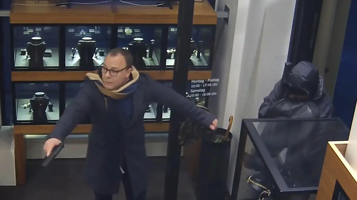 Video-Fahndung! Männer rauben Juwelier in München aus Räuber ist egal, ob man ihn erkennt!