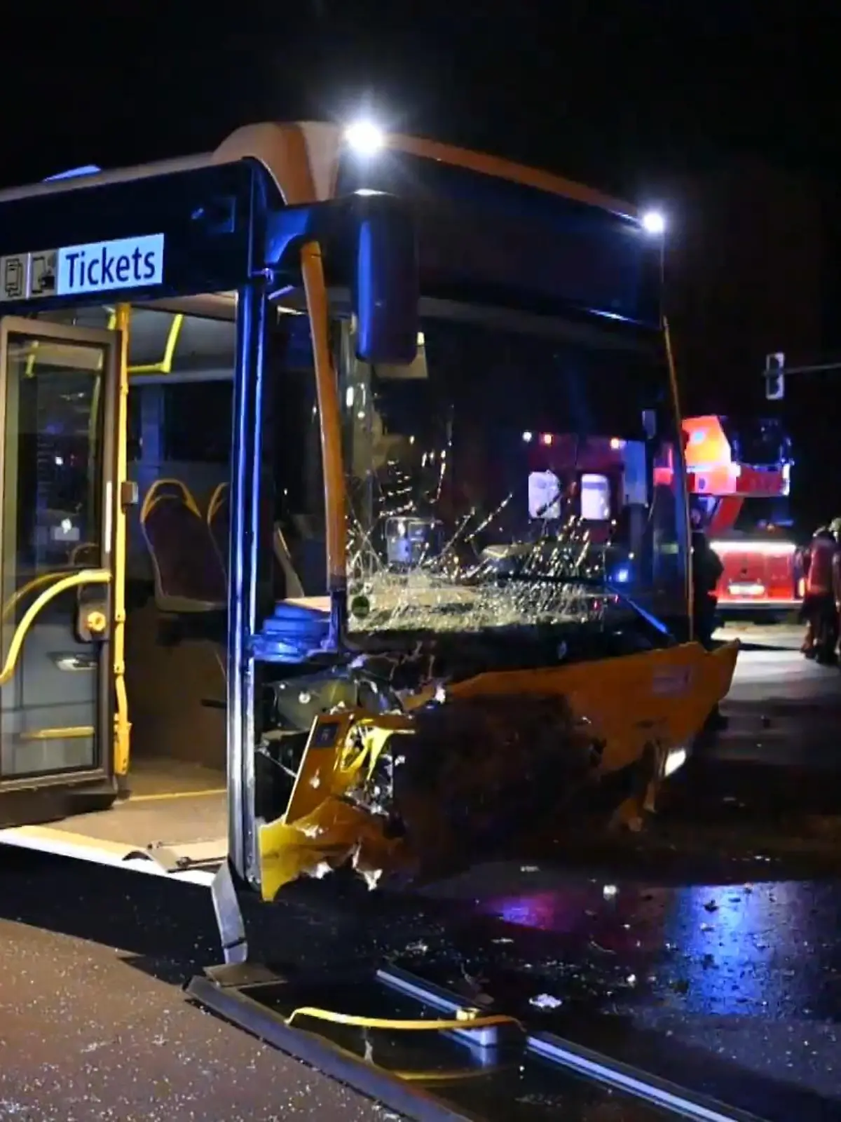 Nach einer wilden Verfolgungsjagd endet der Abend für mehrere Insassen eines Wagens und Linienbusses im Krankenhaus. Es sind Szenen wie aus einem Action-Film.