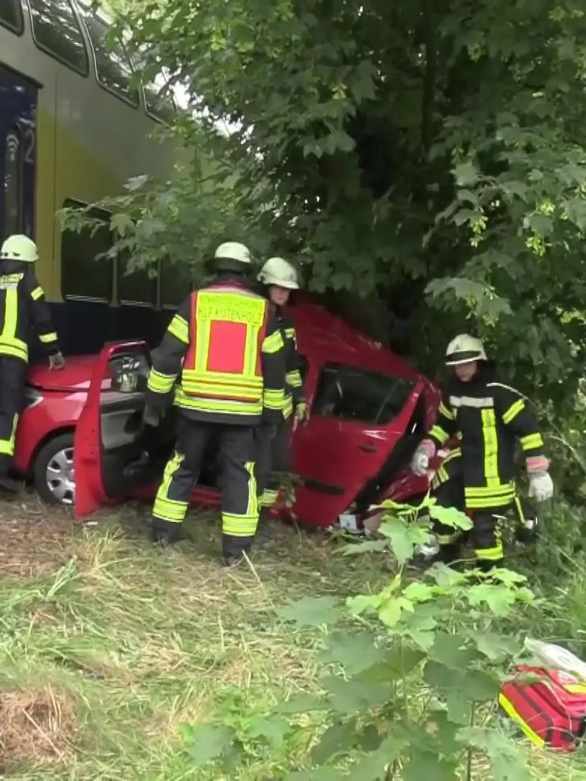 Im niedersächsischen Deinste ist ein Regionalzug an einem unbeschrankten Bahnübergang in einen roten Skoda gekracht. Die Fahranfängerin überlebte den Zusammenstoß. Die Unfallursache ist noch unklar.