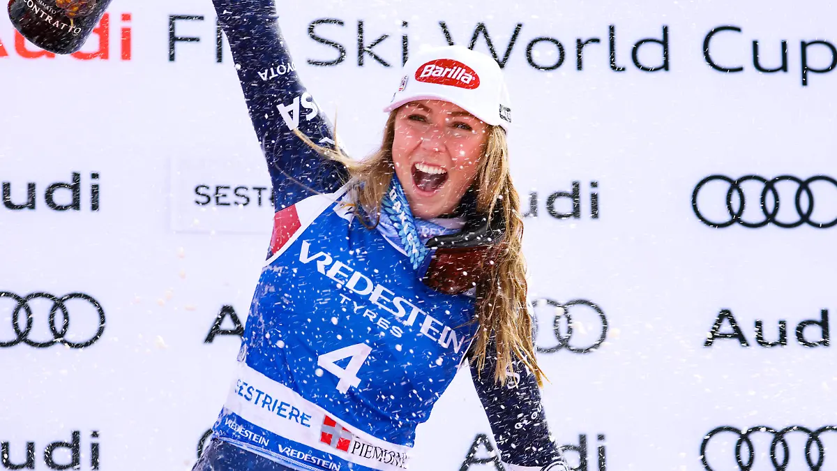 Mikaela Shiffrin jubelt über ihren 100. Weltcupsieg nach dem Rennen im Sestriere.