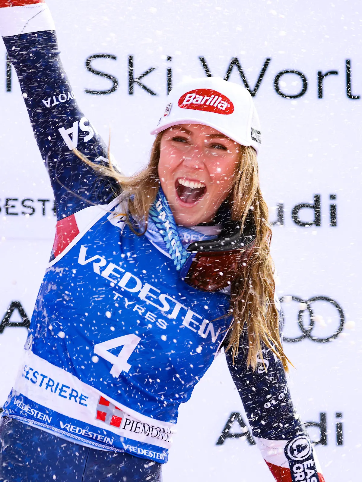 Mikaela Shiffrin jubelt über ihren 100. Weltcupsieg nach dem Rennen im Sestriere. 