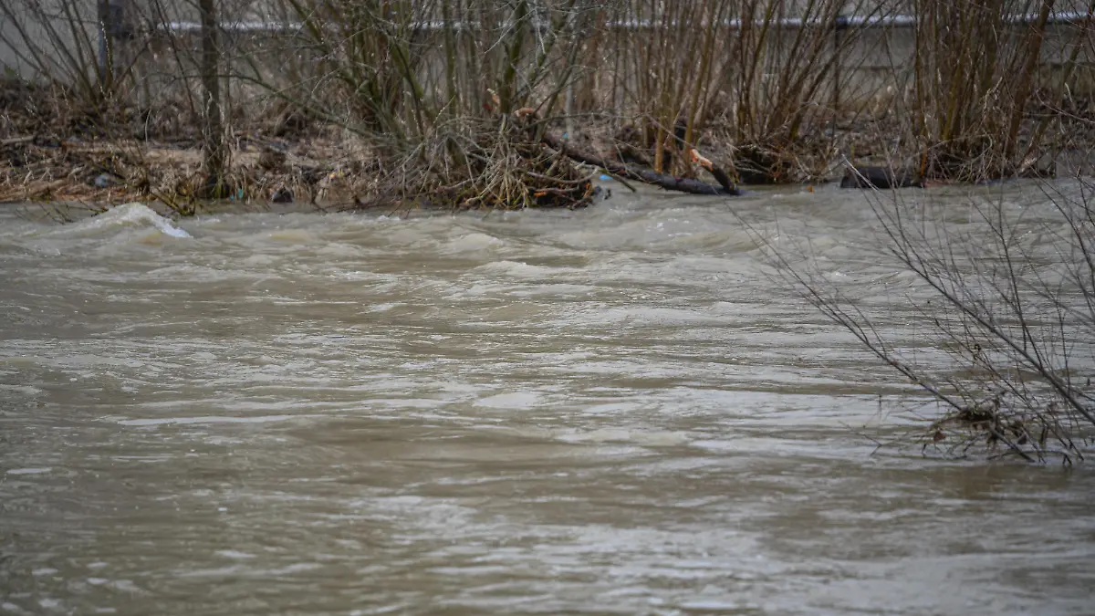 29.01.2021 Baden-Württemberg, Schwäbisch Gmünd: Erhöhter Wasserpegel des Flusses Rems. Regen, milde Temperaturen und Schneeschmelze ließen Pegelstände steigen und erhöhten die Hochwassergefahr auf der Ostalb. Foto: Marius Bulling/Ostalb Network