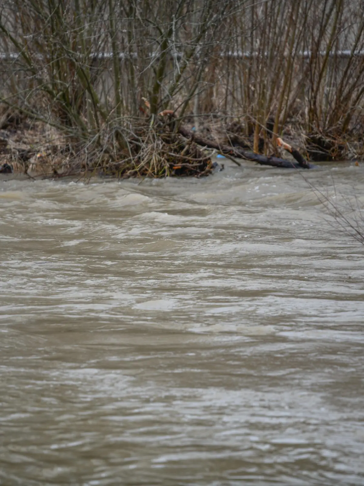 29.01.2021 Baden-Württemberg, Schwäbisch Gmünd: Erhöhter Wasserpegel des Flusses Rems. Regen, milde Temperaturen und Schneeschmelze ließen Pegelstände steigen und erhöhten die Hochwassergefahr auf der Ostalb. Foto: Marius Bulling/Ostalb Network