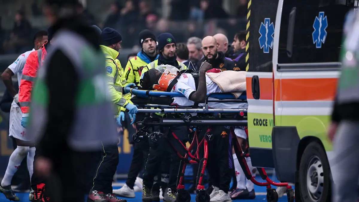 Moise Kean wird beim Spiel in der Serie A zwischen Hellas Verona und AC Florenz mit einer Trage in ein Krankenwagen getragen.