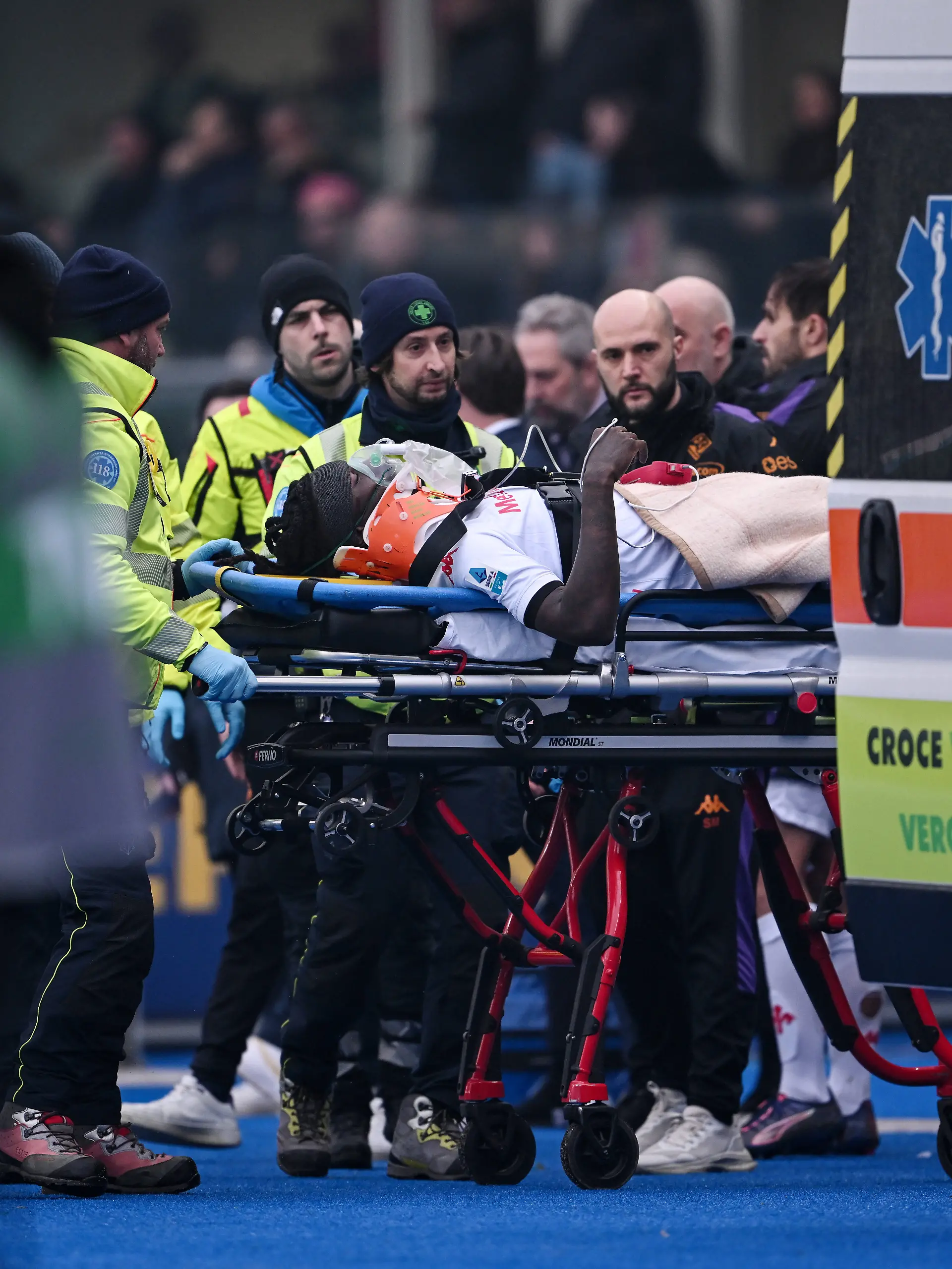 Moise Kean wird beim Spiel in der Serie A zwischen Hellas Verona und AC Florenz mit einer Trage in ein Krankenwagen getragen. 