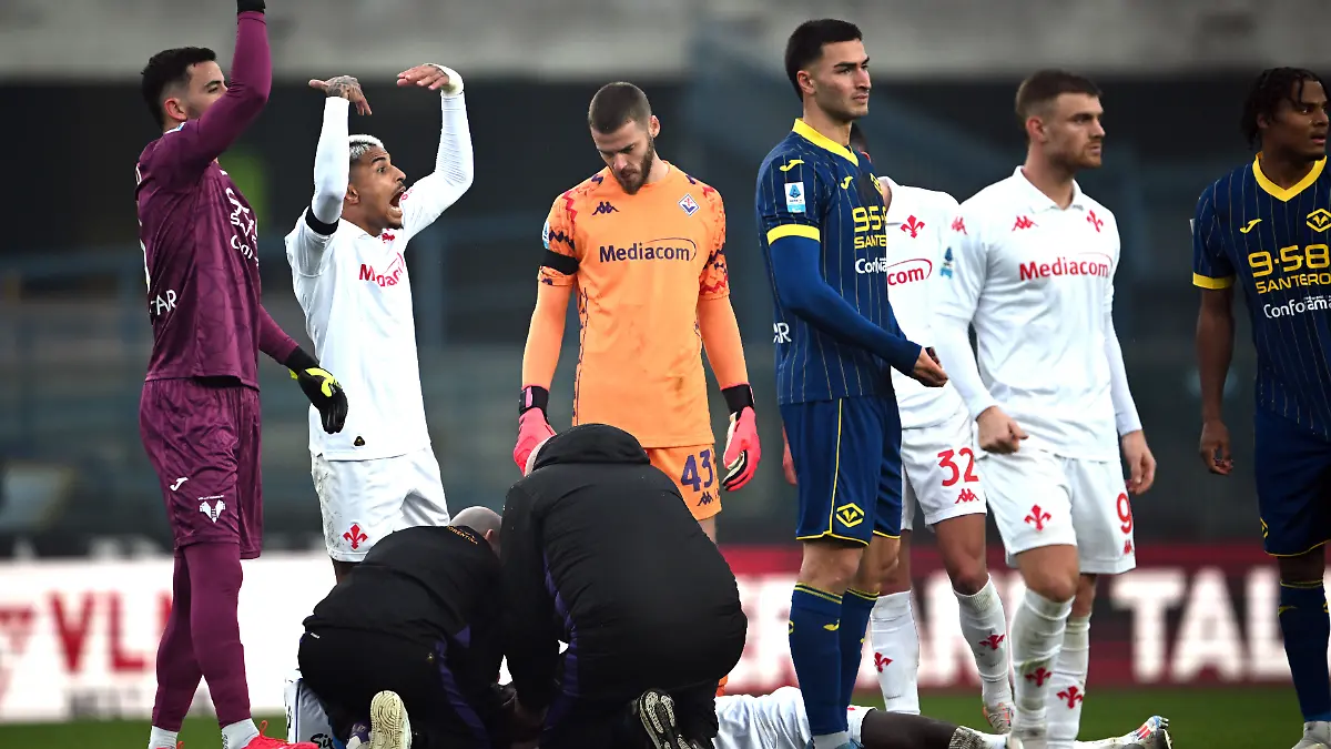 Mitspieler rufen Sanitäter herbei, nachdem Moise Kean in der Serie-A-Partie zwischen Hellas Verona und AC Florenz auf dem Platz zusammengebrochen ist.