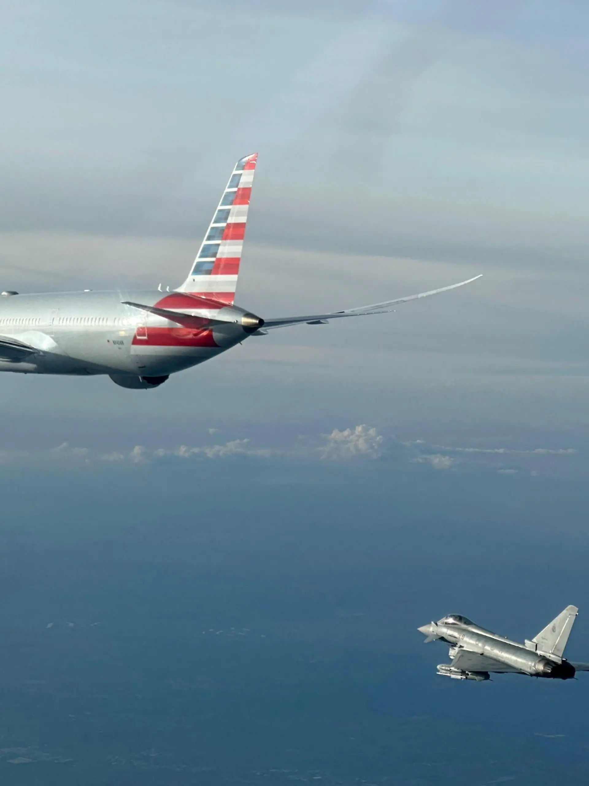 Kampfjets eskortieren ein Passagierflug nach einer mutmaßlichen Bombendrohung an Bord. 