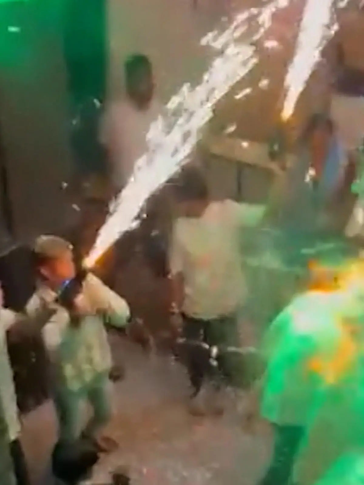 Die Situation auf einer Geburtstagsparty in Indien eskaliert. Während das Geburtstagskind mit jeder Menge Partyschaum besprüht wird, wird über seinen Kopf hinweg Feuerwerk gezündet. Leider ist das keine gute Idee gewesen!