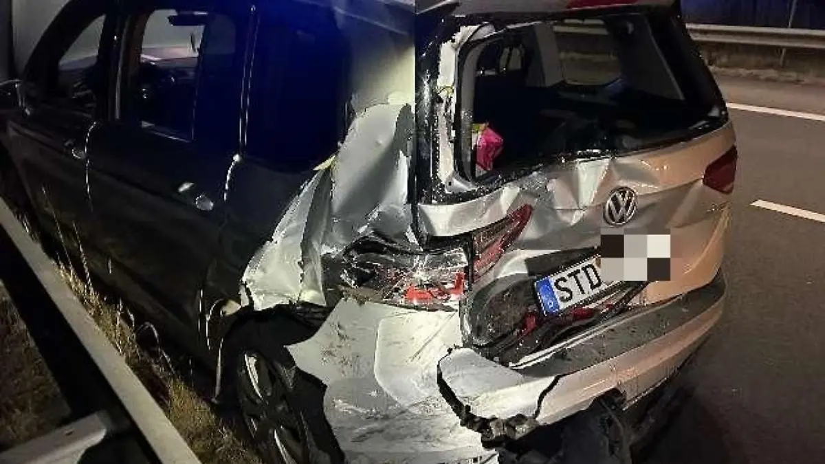 Ein 50-jähriger Fahrer eines VW-Touran überholte den 19-Jährigen.