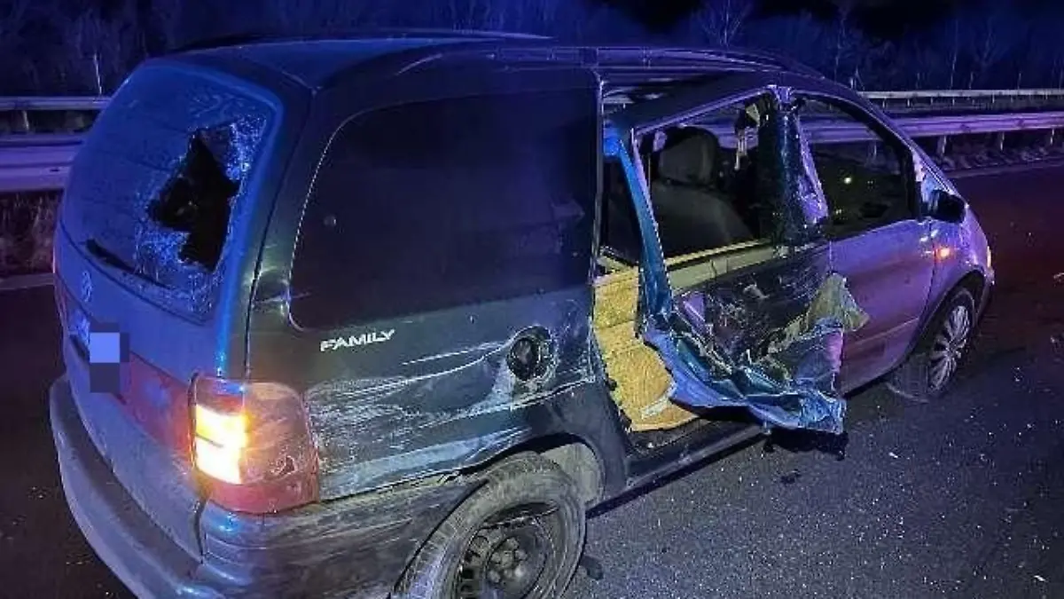 Der 19-Jährige fuhr den VW-Sharan, der ebenfalls stark beschädigt ist.