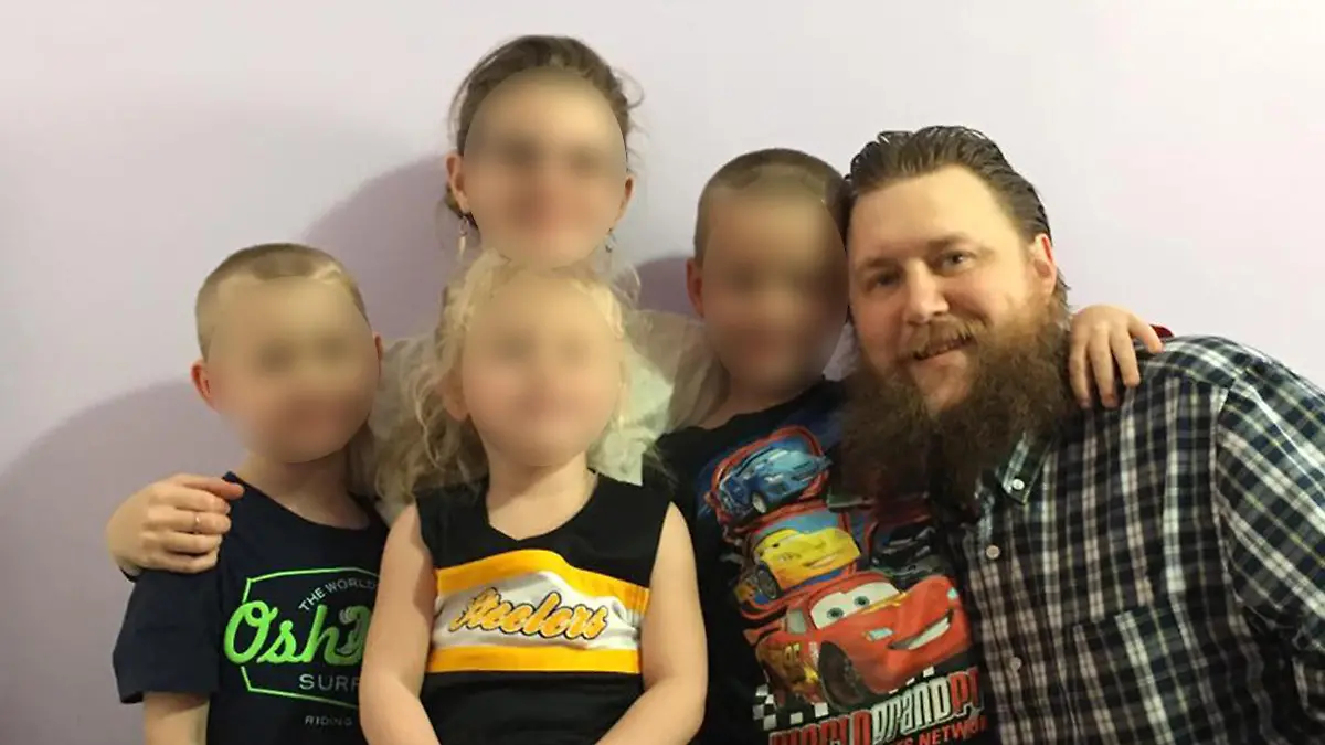 Brandon M. mit den vier Kindern