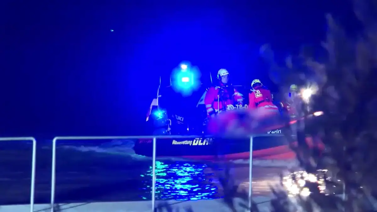 Rettungskräfte bergen das Pärchen nach dem Unfall aus dem Wasser.