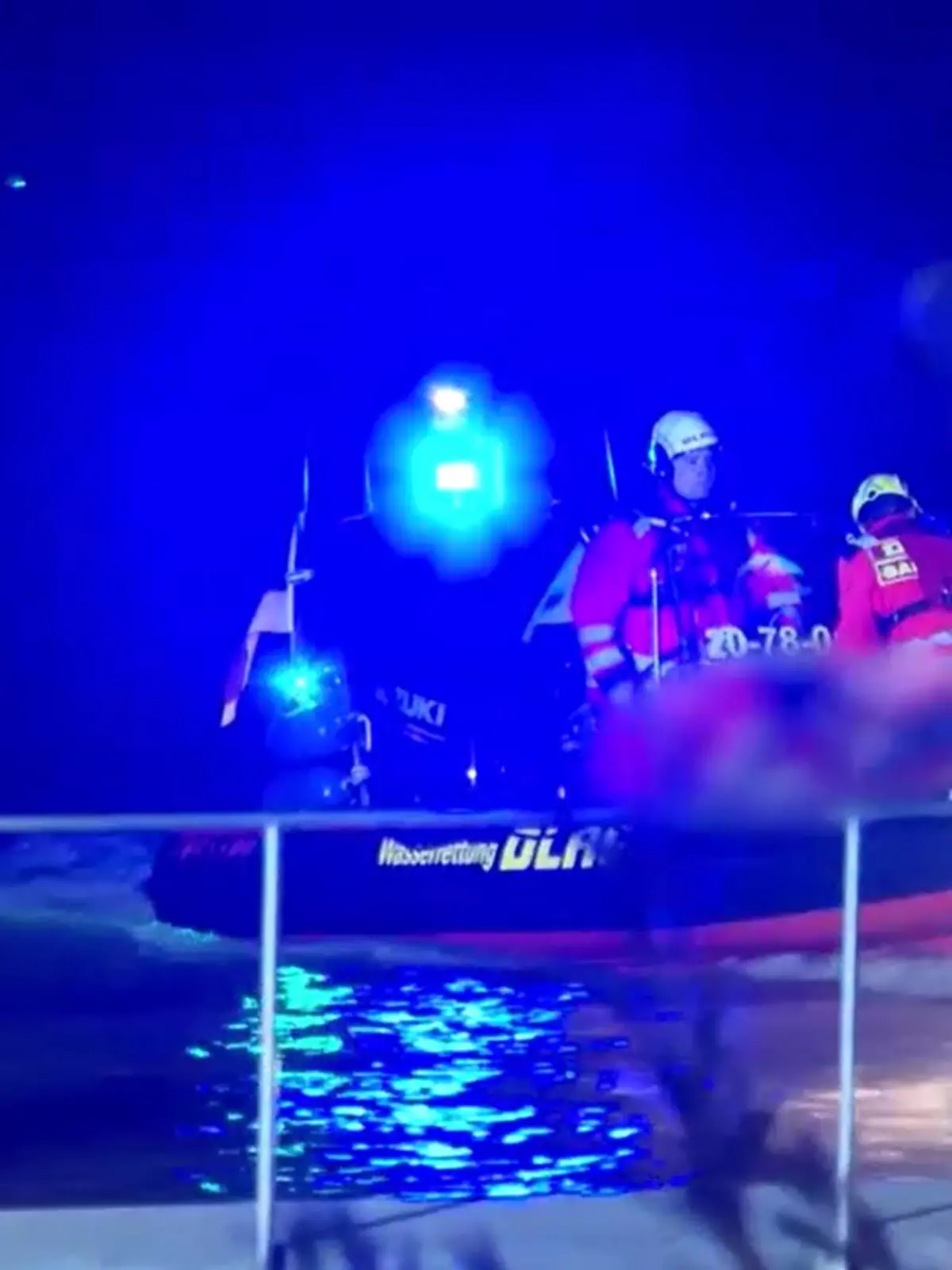 Rettungskräfte bergen das Pärchen nach dem Unfall aus dem Wasser.