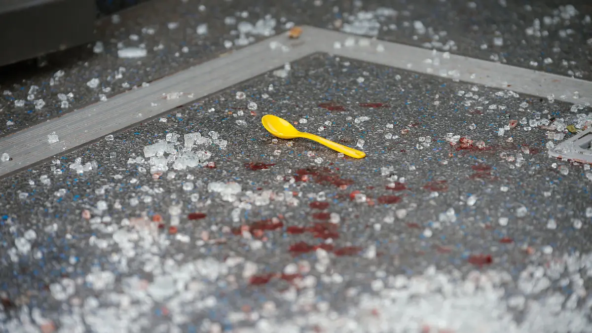 Ein Kinder-Löffel liegt nach dem Zusammenprall zwischen Glasscherben.