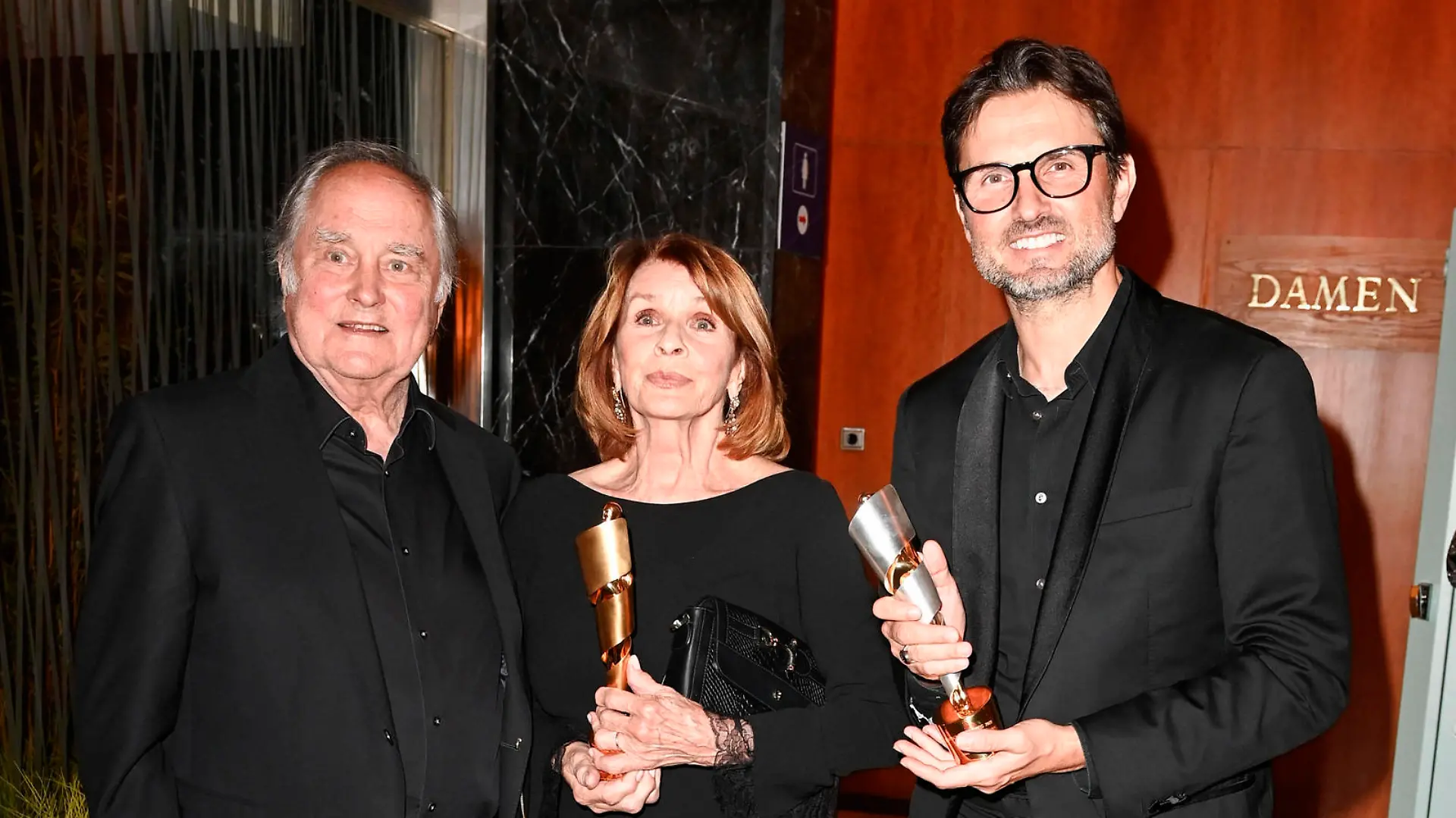  Michael Verhoeven, Senta Berger und Simon Verhoeven bei der Aftershow Party nach der 71. Verleihung des Deutschen Filmpreises 2021 im Palais am Funkturm in der Messe Berlin. Berlin, 01.10.2021 *** Michael Verhoeven, Senta Berger and Simon Verhoeven at the Aftershow Party after the 71 German Film Awards 2021 at the Palais am Funkturm at Messe Berlin Berlin, 01 10 2021 Foto:xF.xKernx/xFuturexImage