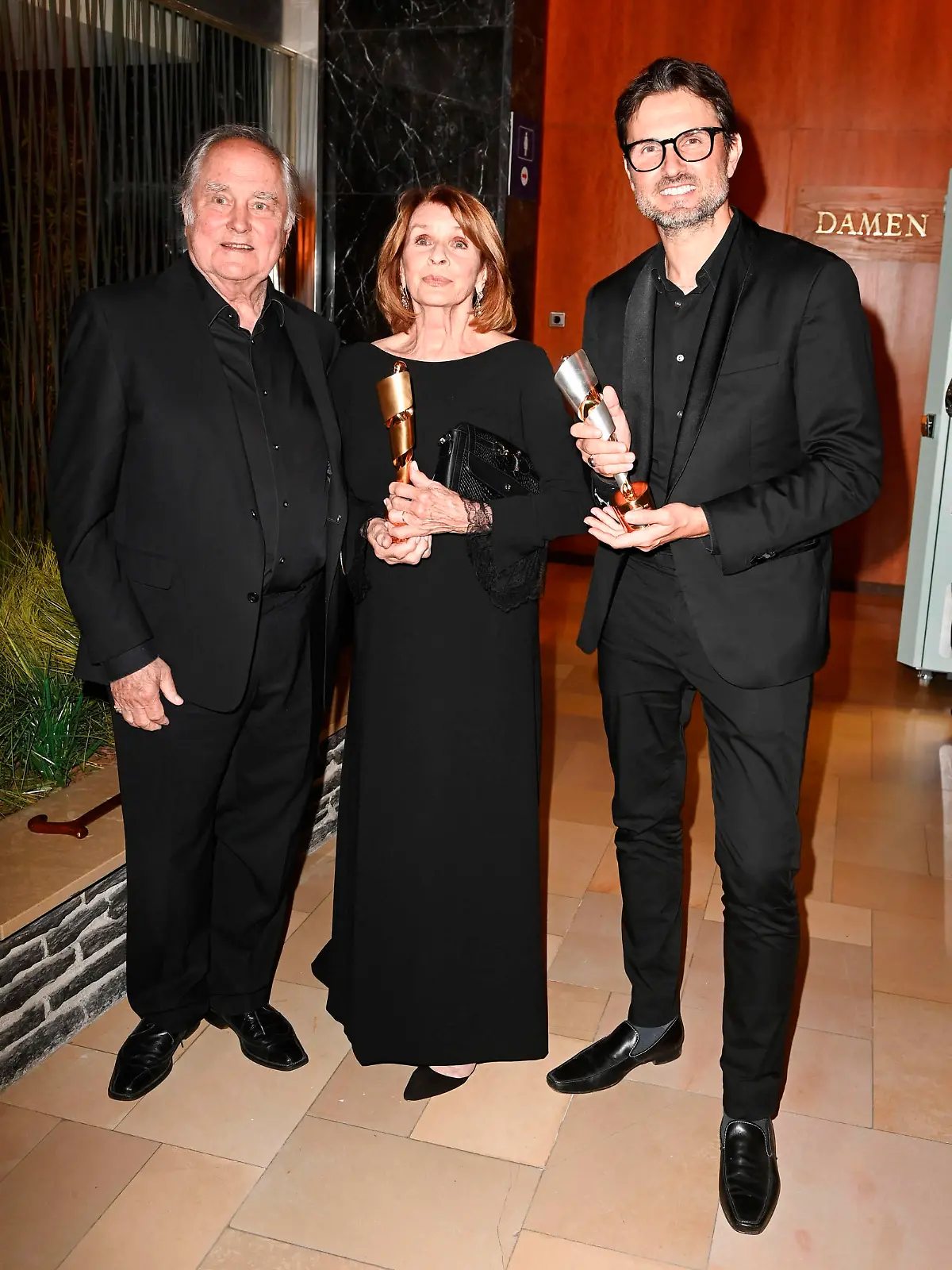  Michael Verhoeven, Senta Berger und Simon Verhoeven bei der Aftershow Party nach der 71. Verleihung des Deutschen Filmpreises 2021 im Palais am Funkturm in der Messe Berlin. Berlin, 01.10.2021 *** Michael Verhoeven, Senta Berger and Simon Verhoeven at the Aftershow Party after the 71 German Film Awards 2021 at the Palais am Funkturm at Messe Berlin Berlin, 01 10 2021 Foto:xF.xKernx/xFuturexImage
