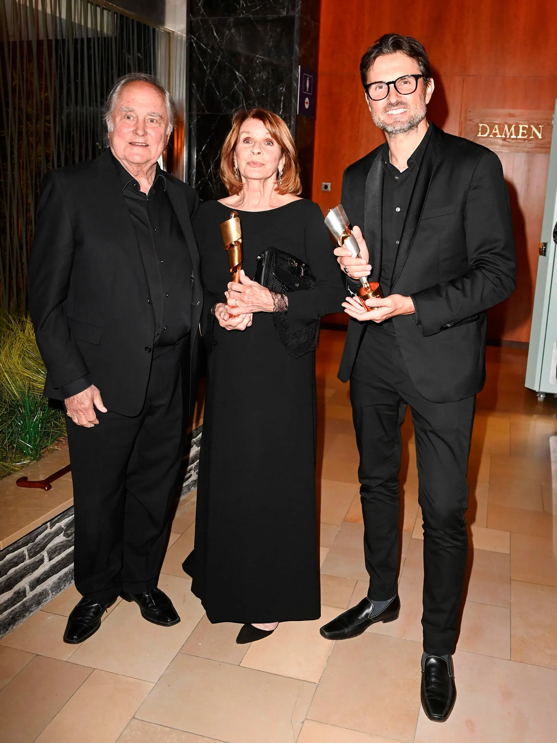  Michael Verhoeven, Senta Berger und Simon Verhoeven bei der Aftershow Party nach der 71. Verleihung des Deutschen Filmpreises 2021 im Palais am Funkturm in der Messe Berlin. Berlin, 01.10.2021 *** Michael Verhoeven, Senta Berger and Simon Verhoeven at the Aftershow Party after the 71 German Film Awards 2021 at the Palais am Funkturm at Messe Berlin Berlin, 01 10 2021 Foto:xF.xKernx/xFuturexImage