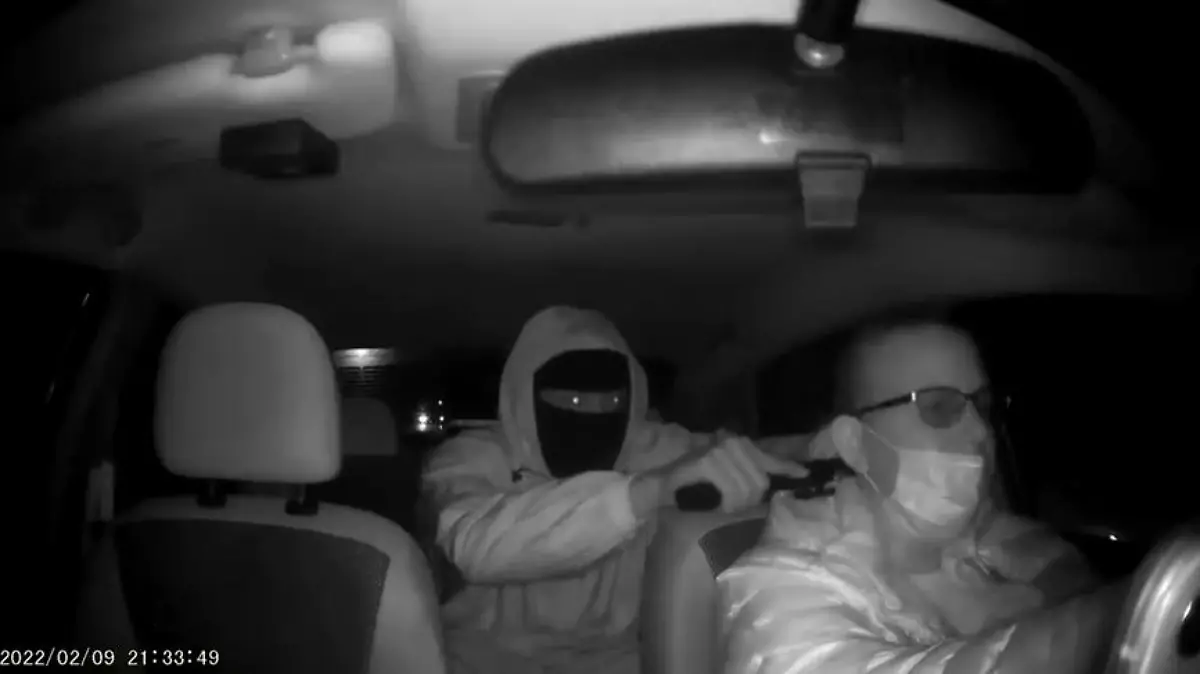 Am Abend des 10. Februars hält Christina plötzlich ein Fahrgast eine Waffe an den Kopf, während sie um ihr Leben fleht.