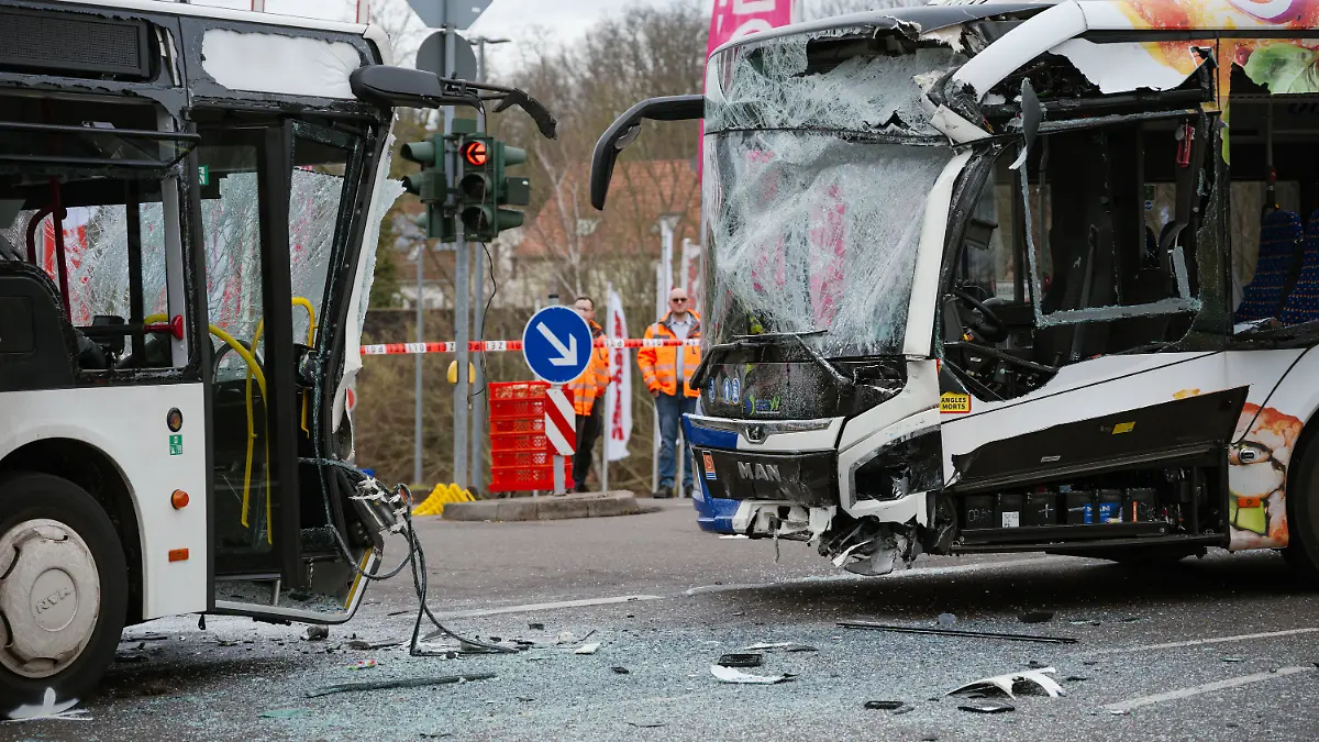 Beide Busse sind stark beschädigt.
