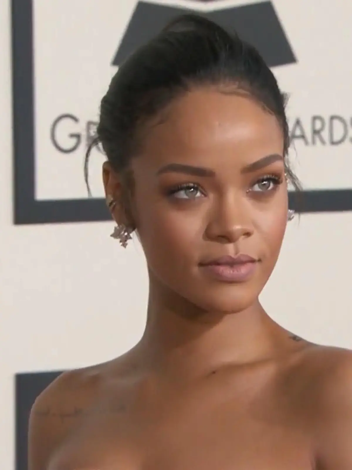 Bild zu: "Rihanna kündigt neue Musik an - samt Veränderungen"