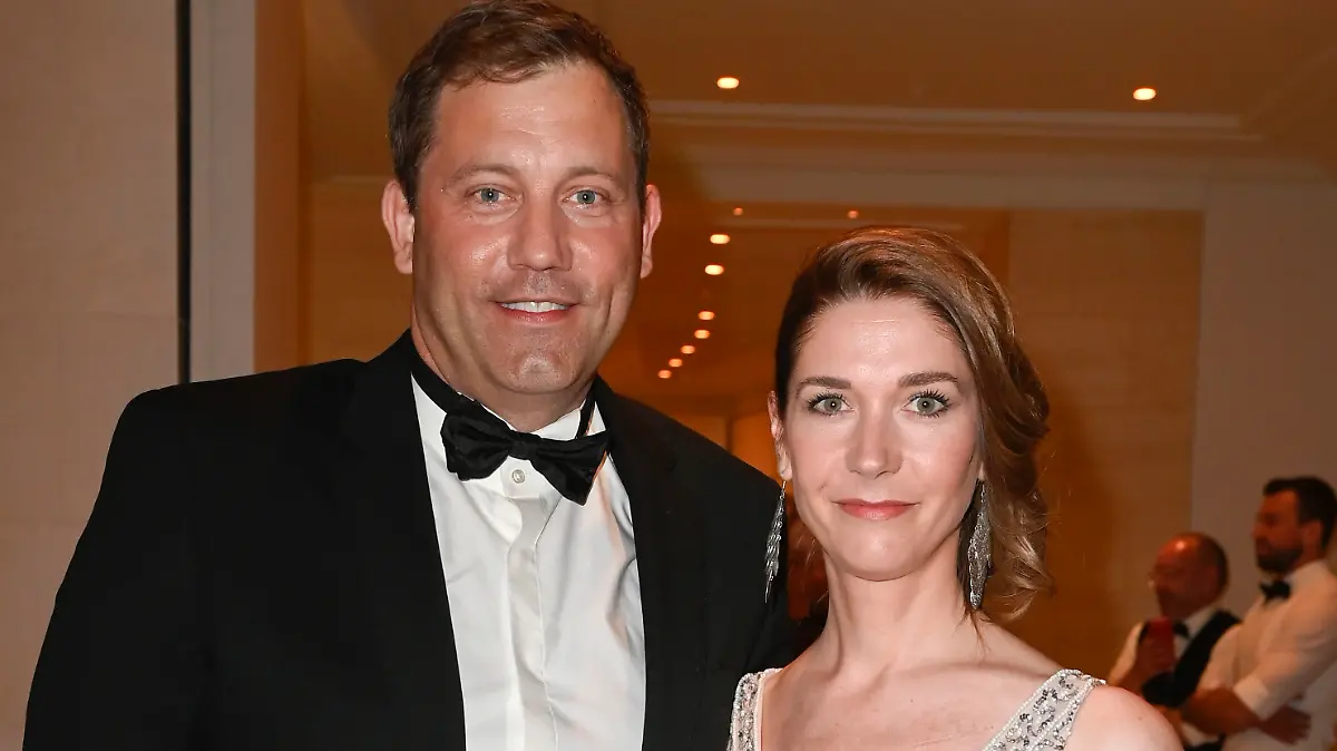 Lars Klingbeil mit Ehefrau Lena-Sophie Müller beim 69. Bundespresseball 2022. 