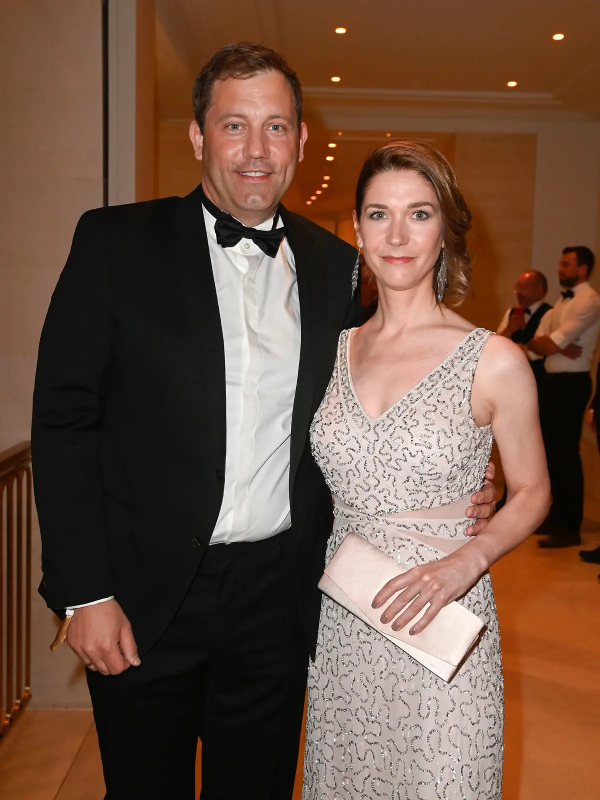 Lars Klingbeil mit Ehefrau Lena-Sophie Müller beim 69. Bundespresseball 2022. 