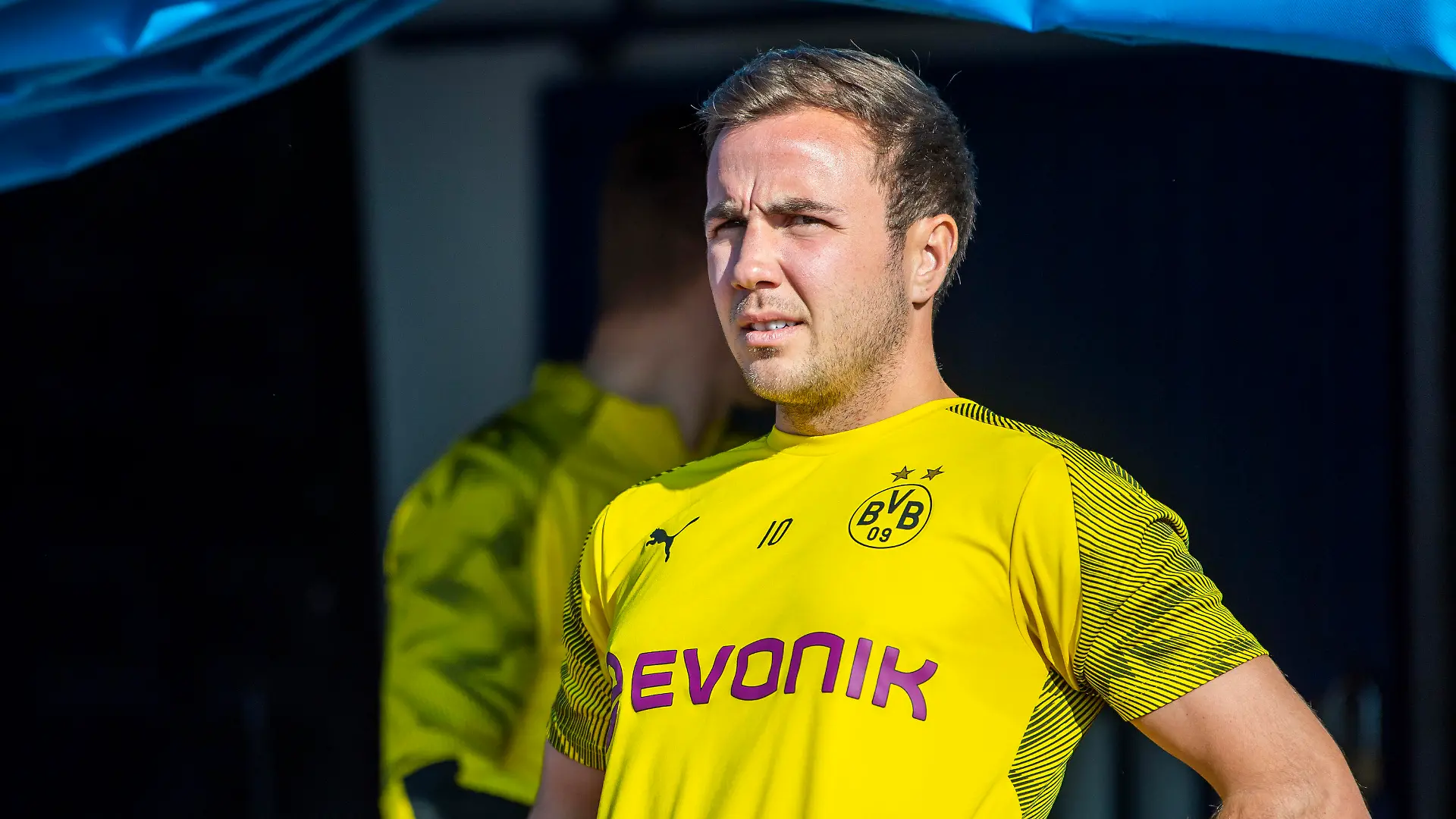 ARCHIV - 07.01.2020, Spanien, Marbella: Fußball: Testspiele, Borussia Dortmund - Standard Lüttich im Estadio Marbella. Dortmunds Mario Götze betritt das Stadion. (zu dpa "Preetz zu neuen Götze-Gerüchten: «Montag sind Spekulationen vorbei»") Foto: David Inderlied/dpa +++ dpa-Bildfunk +++
