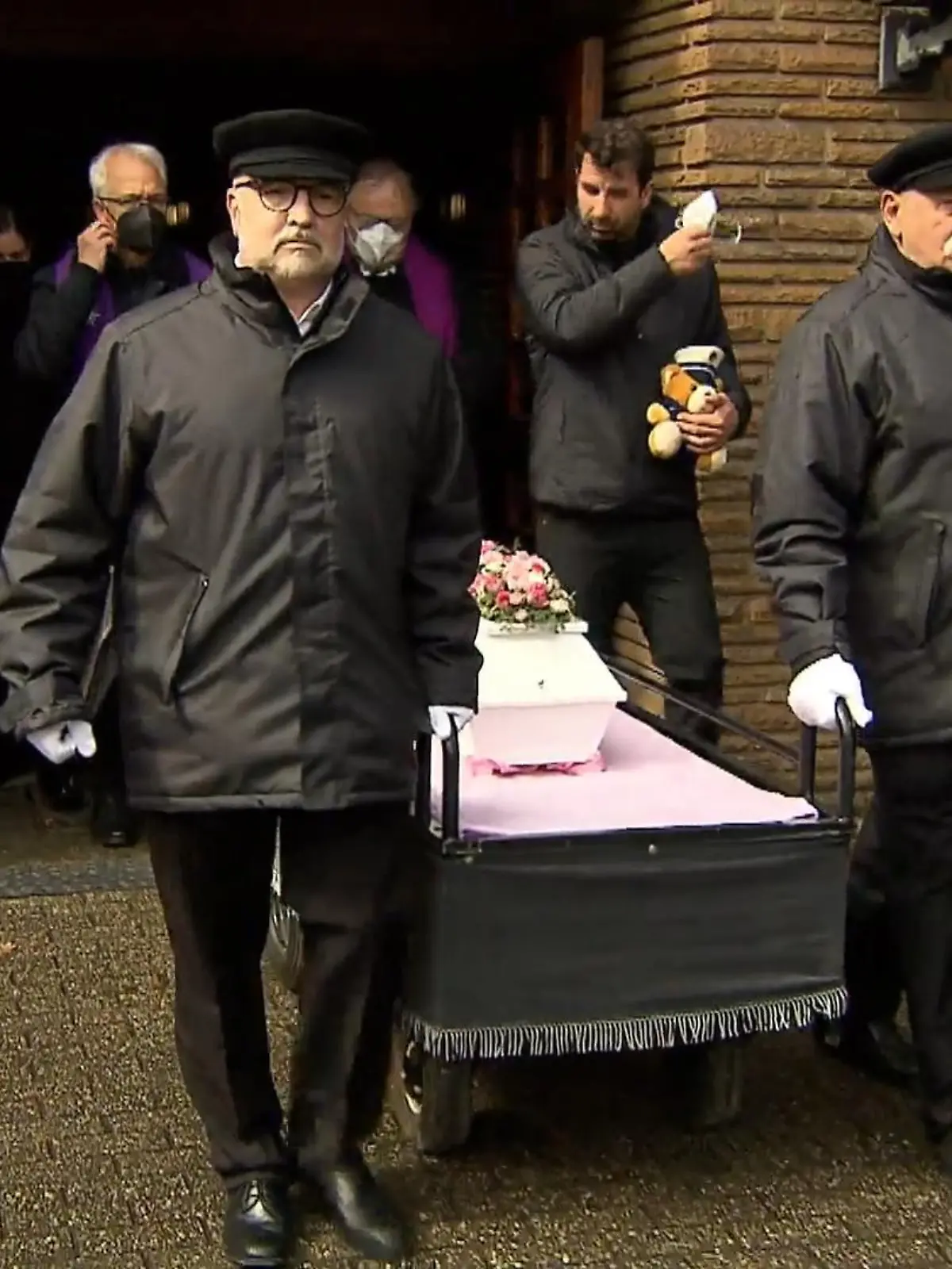 Bild zu: "Baby wird beerdigt"