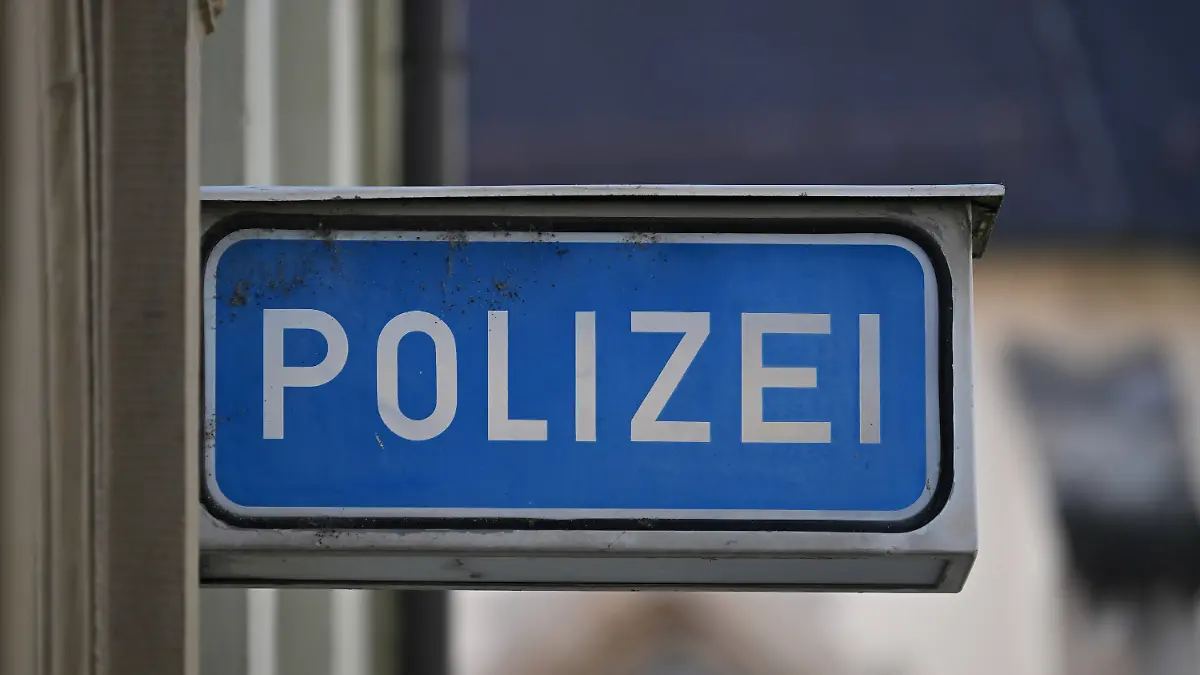 Auf der Polizeiwache dreht der 39-Jährige durch und zückt ein Cuttermesser. (Symbolbild)