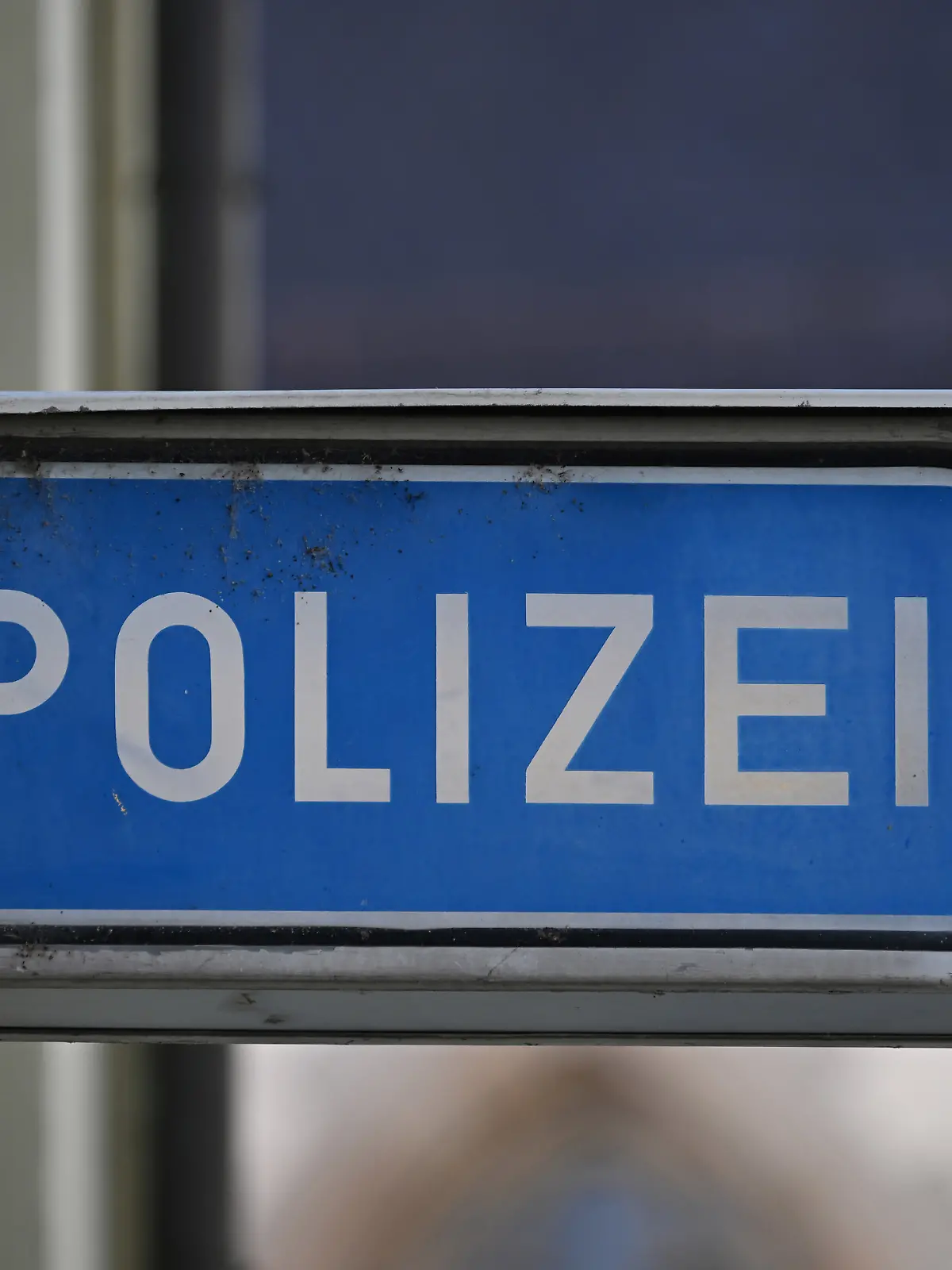 Auf der Polizeiwache dreht der 39-Jährige durch und zückt ein Cuttermesser. (Symbolbild)