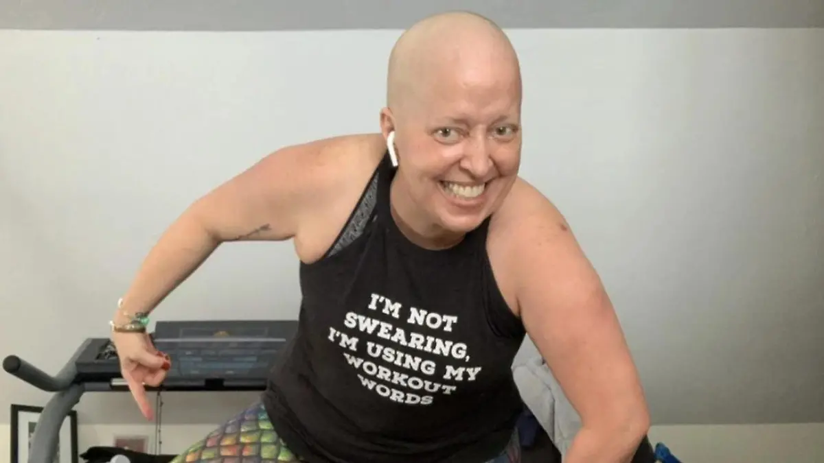 Heidi Richard auf dem Laufband mit Glatze