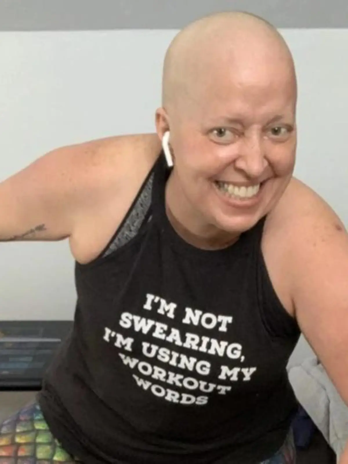 Heidi Richard auf dem Laufband mit Glatze