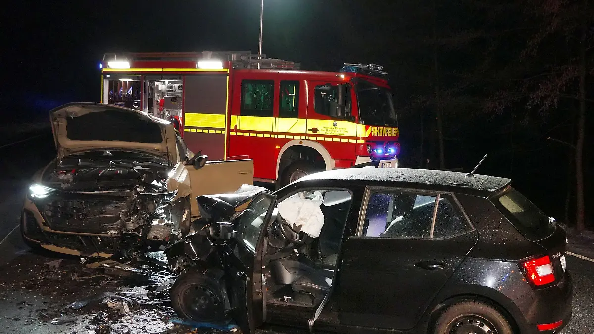 Die beiden Autos auf der B456 frontal ineinander.