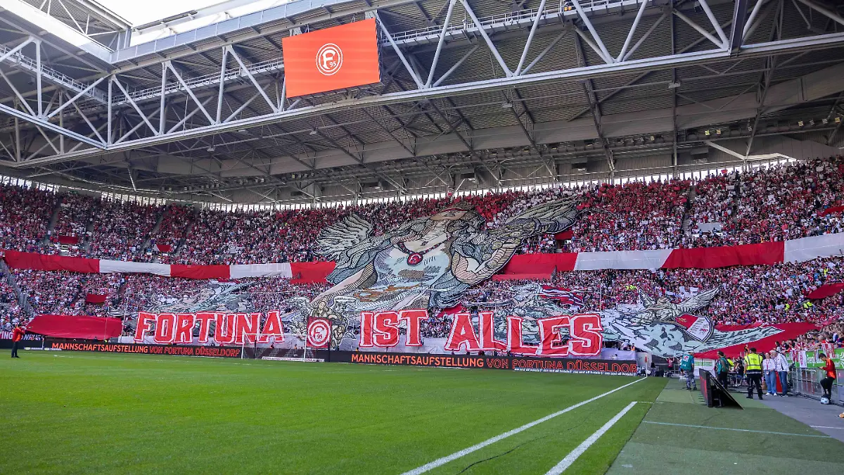 Auf diese Choreo der Fortuna-Fans antworteten die FC-Anhänger auf ihre Art und Weise.