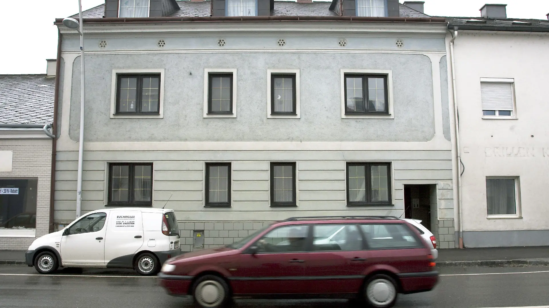 ARCHIV - In diesem Haus in Amstetten hielt Josef Fritzl, der ab 16. März 2009 in St. Pölten unter anderem wegen Mordes vor Gericht steht, seine Tochter Elisabeth 24 Jahre im Keller wie eine Sklavin (Archivfoto vom 09.03.2009). Heute ist das Wohnhaus leer. Die meisten Menschen gehen achtlos vorbei. In Amstetten will man die Ereignisse vom April 2008 vergessen. Foto: Christian Fürst +++(c) dpa - Bildfunk+++