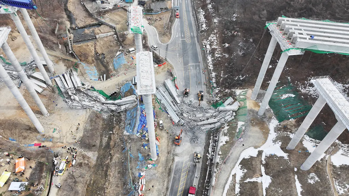 Trümmer liegen um die Pfeiler nach einem Brückeneinsturz auf einer Autobahnbaustelle auf der Seoul-Sejong-Schnellstraße in Cheonan, südlich von Seoul.