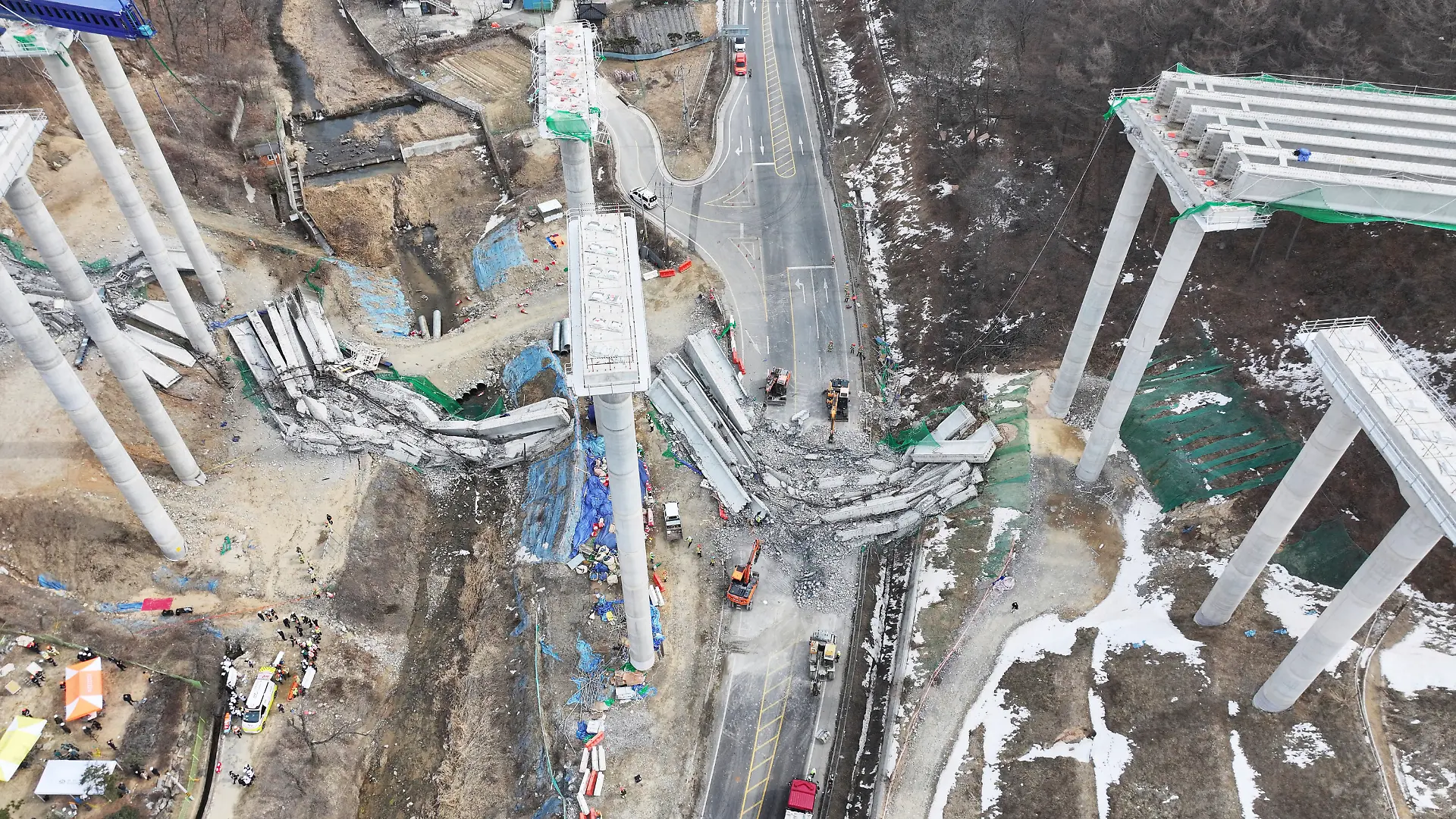 Trümmer liegen um die Pfeiler nach einem Brückeneinsturz auf einer Autobahnbaustelle auf der Seoul-Sejong-Schnellstraße in Cheonan, südlich von Seoul.