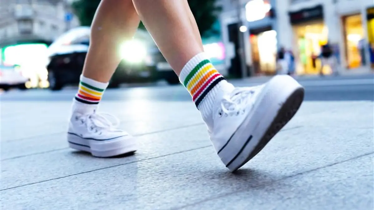Frau trägt Tennissocken.