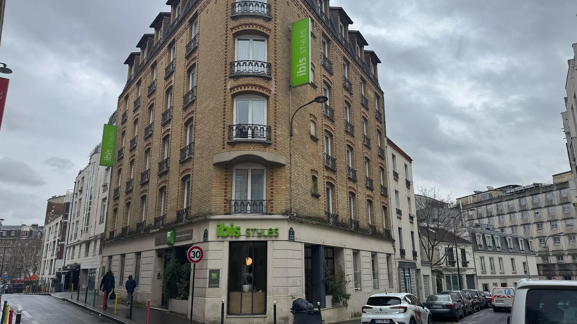 Direkt vor einem Pariser Hotel wird ein Baby schwer verletzt auf der Straße gefunden.