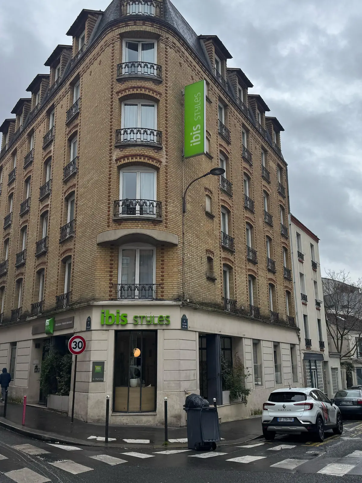 Direkt vor einem Pariser Hotel wird ein Baby schwer verletzt auf der Straße gefunden.