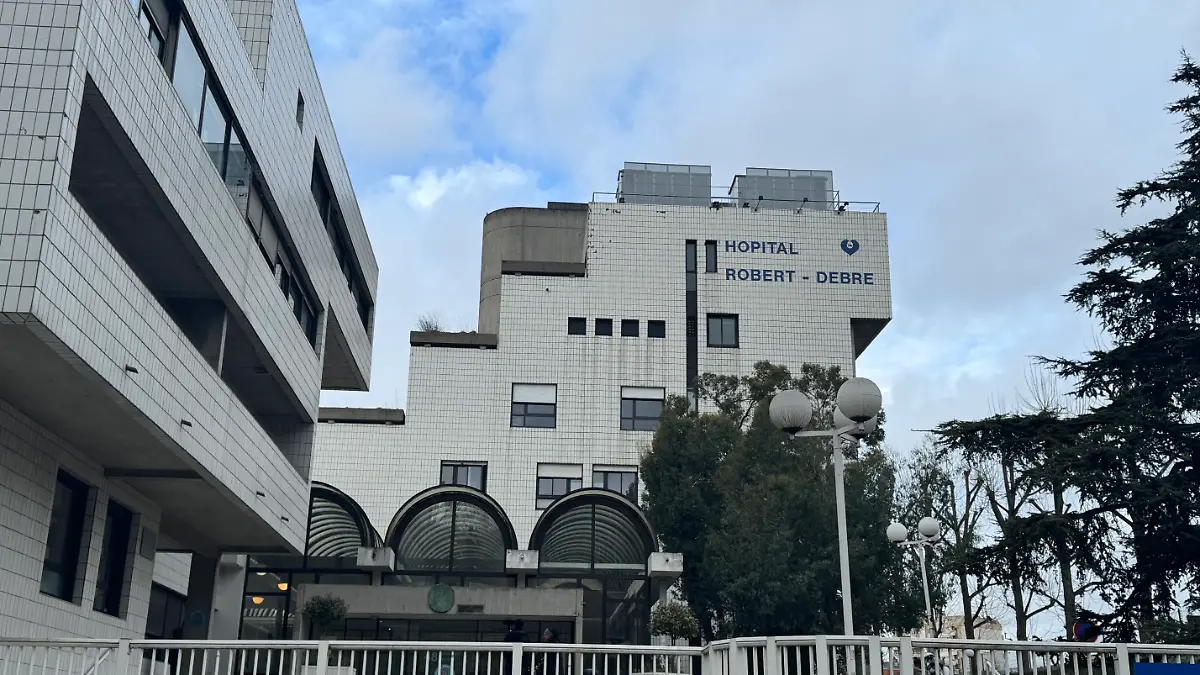 In dieses Pariser Krankenhaus wird das Baby eingeliefert. Kurz nach der Ankunft verstirbt es.