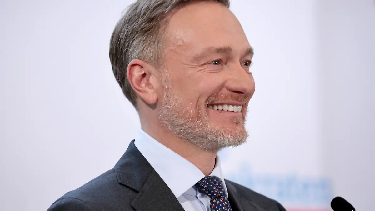 Christian Lindner hängt seine Politik-Karriere an den Nagel und widmet sich den Windeln!